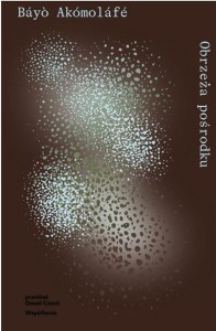 OBRZEŻA POŚRODKU, BAYO AKOMOLAFE