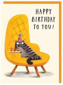 KARNET 309 URODZINY KOT Z PRZEKĄSKAMI NA FOTELU