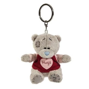 BRELOK - MIŚ W KOSZULCE Z NADRUKIEM HUGS 7,5CM